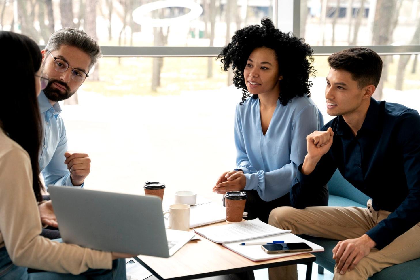 Sesión de trabajo colaborativo analizando métricas financieras